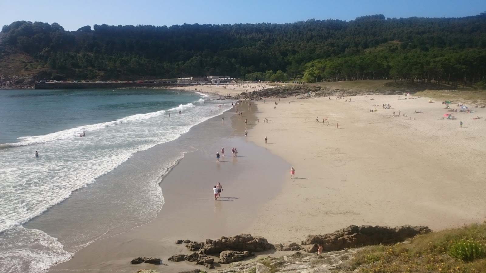 Praia de Balares'in fotoğrafı beyaz ince kum yüzey ile