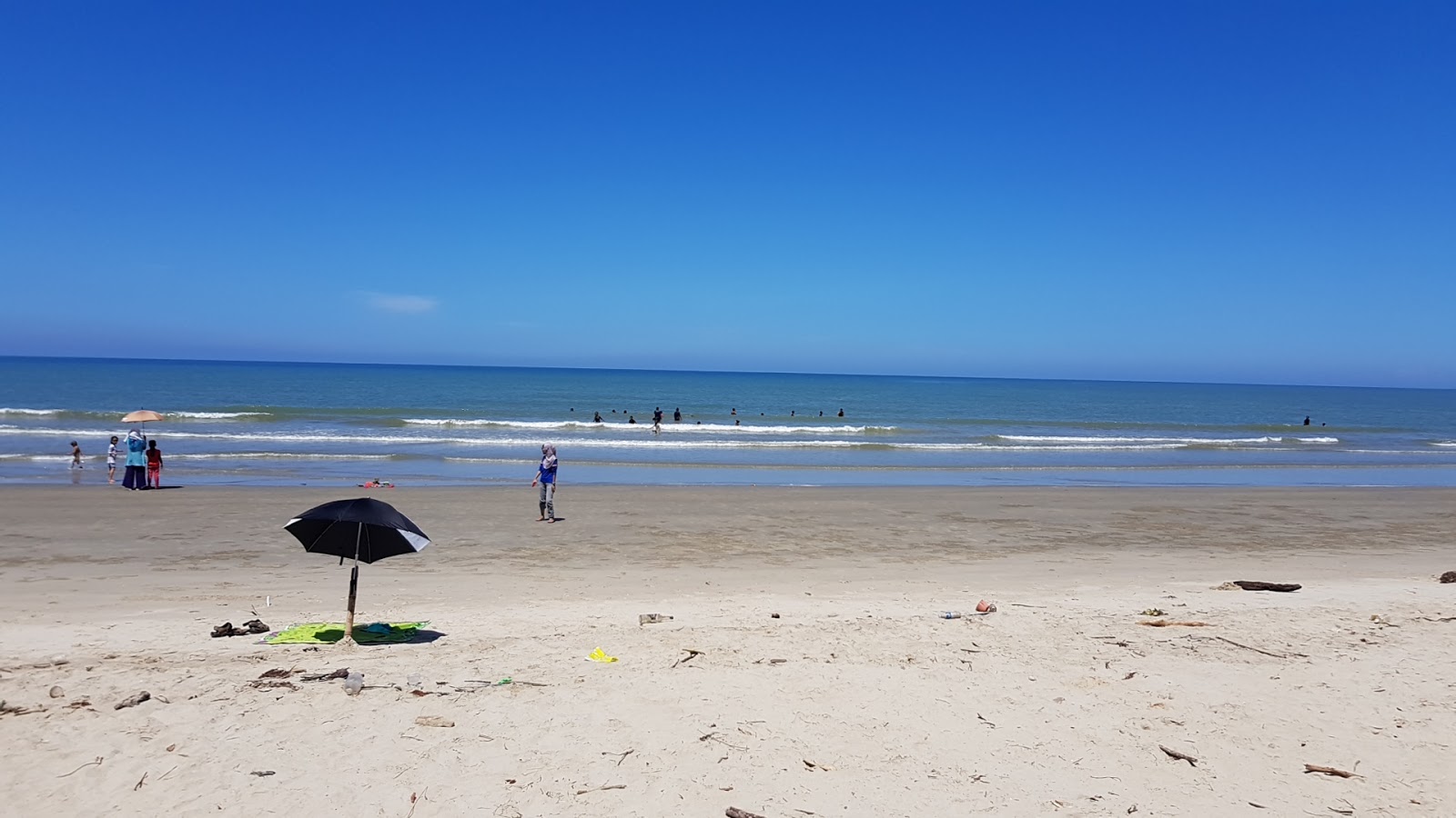 Foto van Shabandar Beach met een ruime kustlijn