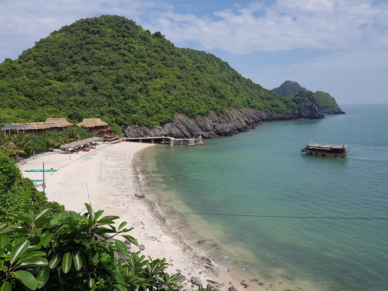 Foto di Monkey Island Resort con una superficie del sabbia beige