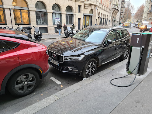 Borne de recharge de véhicules électriques Belib Charging Station Paris