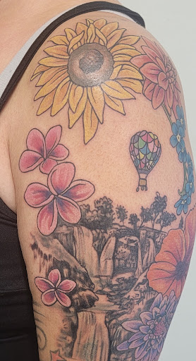 Tattoo Shop «Queen Bee Tattoo & Gallery», reviews and photos, 230 Main St, Springfield, OR 97477, USA