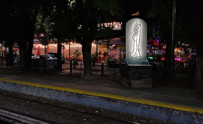 EL ABRAZO. Estación Haedo. Autor Alejandro MARMO