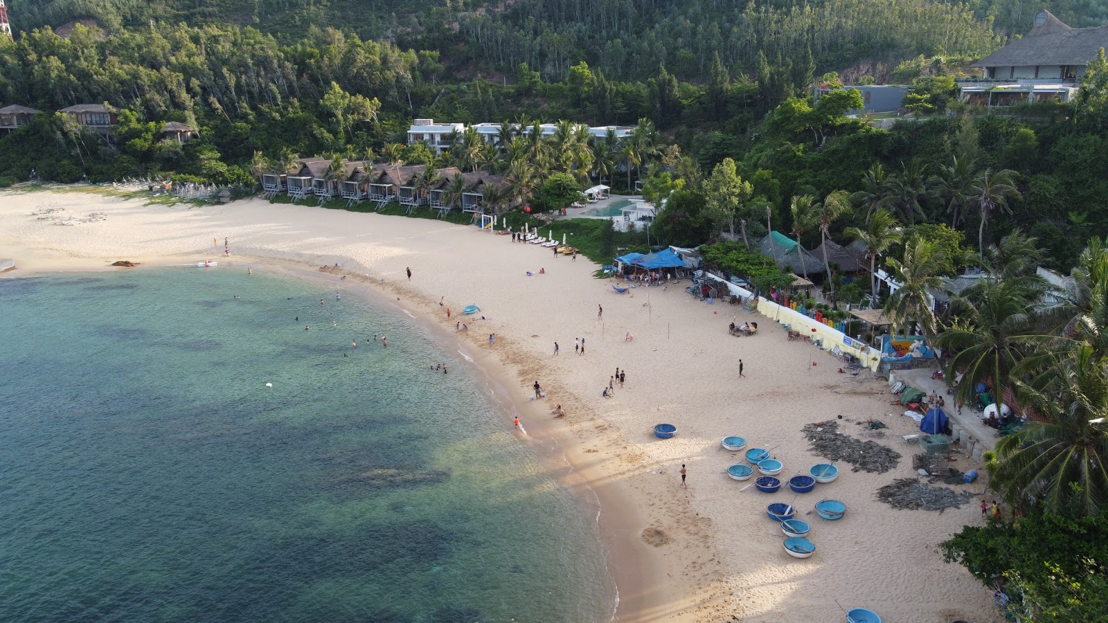 Bai Xep Beach'in fotoğrafı dağlarla çevrili