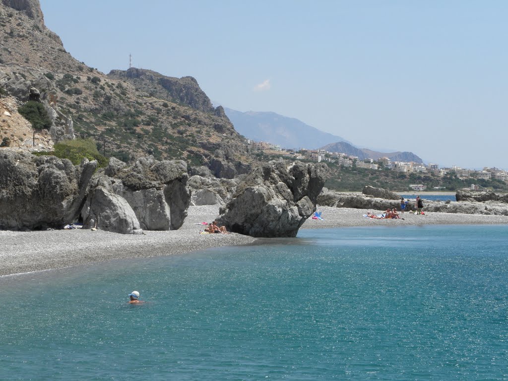 Foto von Karavopetra beach mit türkisfarbenes wasser Oberfläche