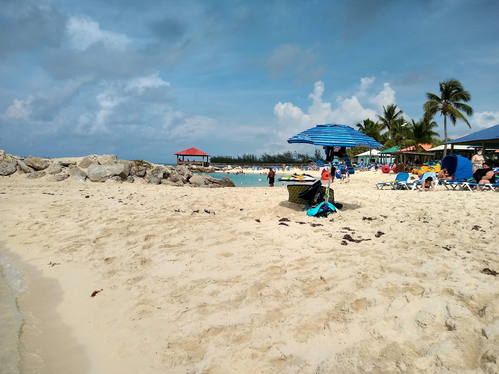 Foto de Princess Cays beach e o assentamento