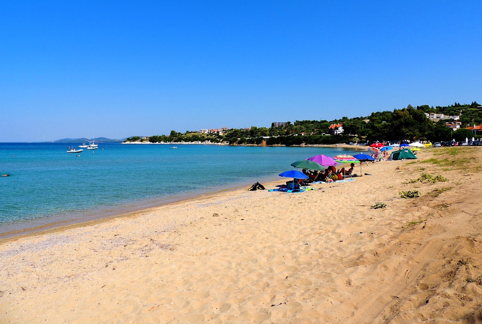 Foto av Kastri beach med blå rent vatten yta
