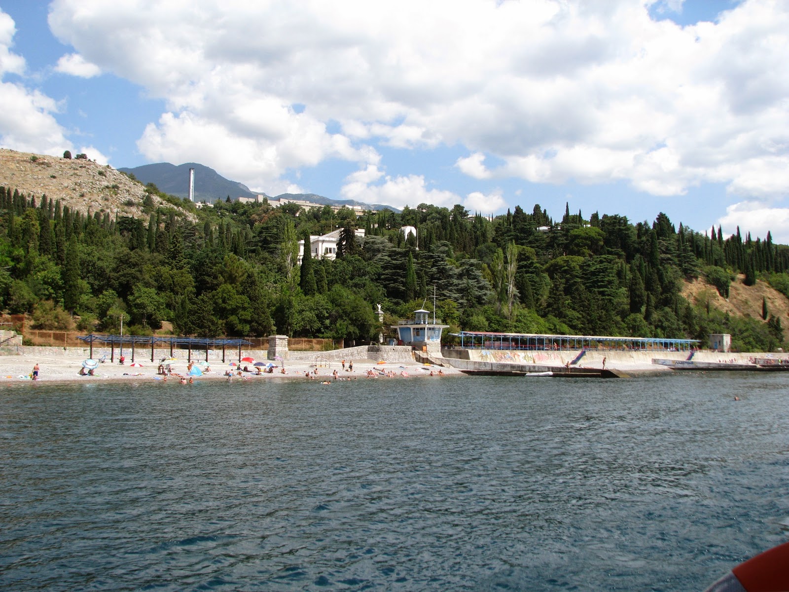 Foto af Gurzuf beach med rummelige multi -bugter