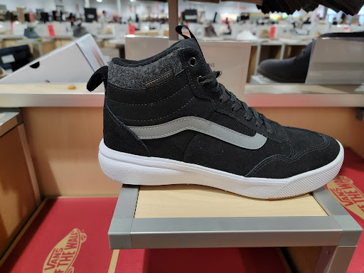 Shoe Store «DSW Designer Shoe Warehouse», reviews and photos, 8506 E 71st St, Tulsa, OK 74133, USA