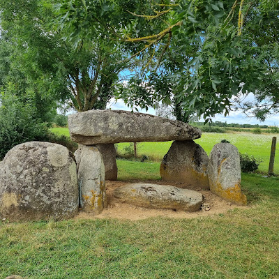 Pierre-Levée de la Cour du Breuil à Le Bernard