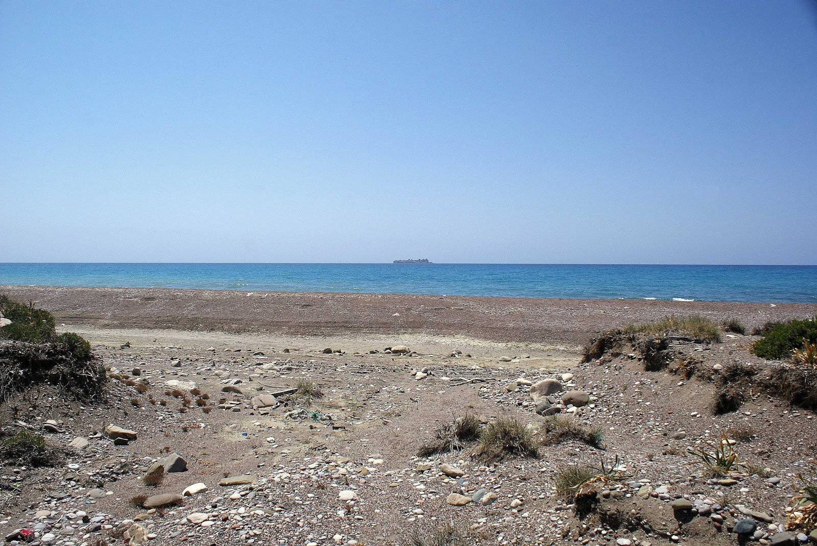 Foto von Wild beach mit langer gerader strand