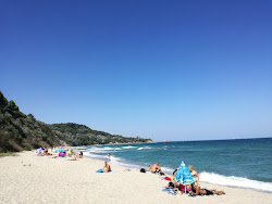 Foto di Plyazh Rakitnika sorretto da scogliere