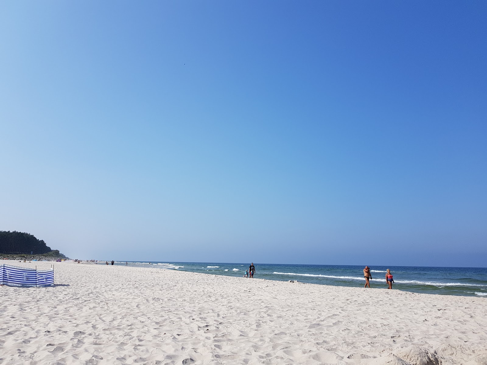 Karviya - Vkhod Beach'in fotoğrafı - rahatlamayı sevenler arasında popüler bir yer