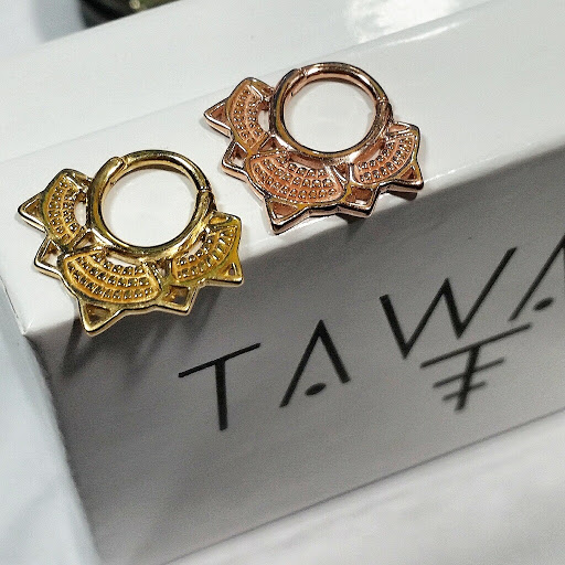 Tattoo Shop «Royal Flesh Tattoo and Piercing», reviews and photos, 4005 N Broadway St, Chicago, IL 60613, USA