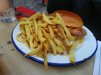 Sandwich au poulet du Restaurant de cuisine américaine moderne Gumbo Yaya Chicken and Waffles à Paris - n°10