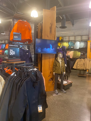 Clothing Store «The North Face Outlet», reviews and photos, 8555 San Ysidro Ave Ste 20, Gilroy, CA 95020, USA