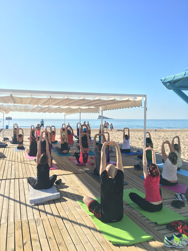 Movimiento Yoga “Con Rosa Yoga Lifestyle” - Av. Vicente Llorca Alós, 23, 03502 Benidorm, Alicante