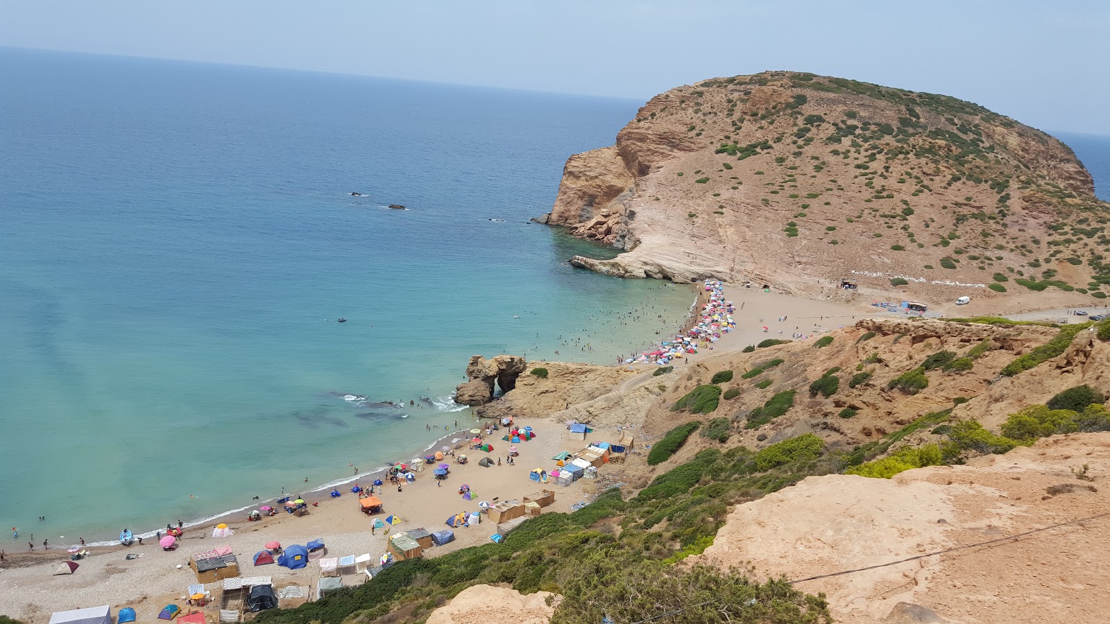 Fotografie cu Ourdania Plage cu o suprafață de nisip beige și pietricele