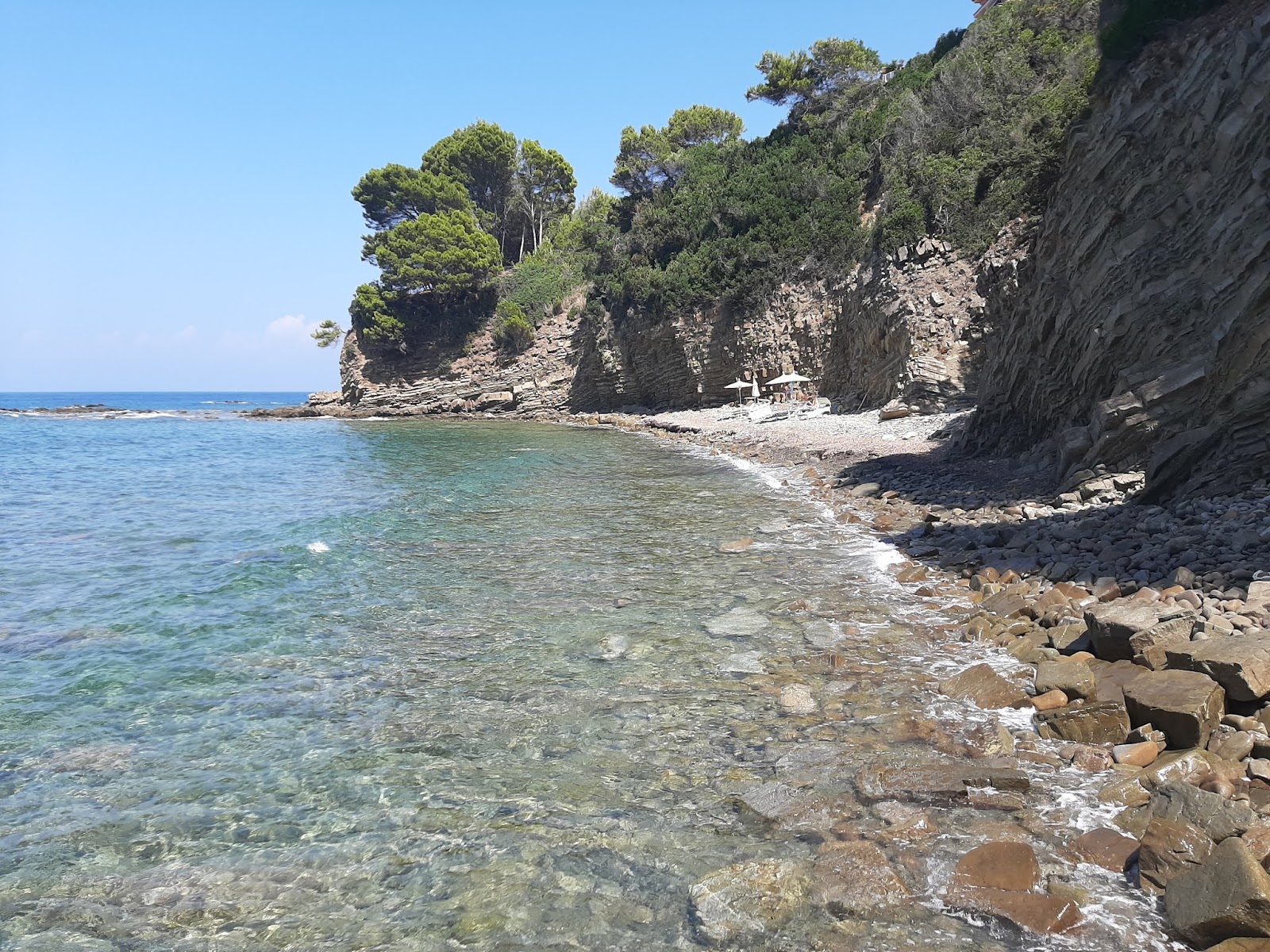 Spiaggia di via Vallonealto的照片 带有灰卵石表面
