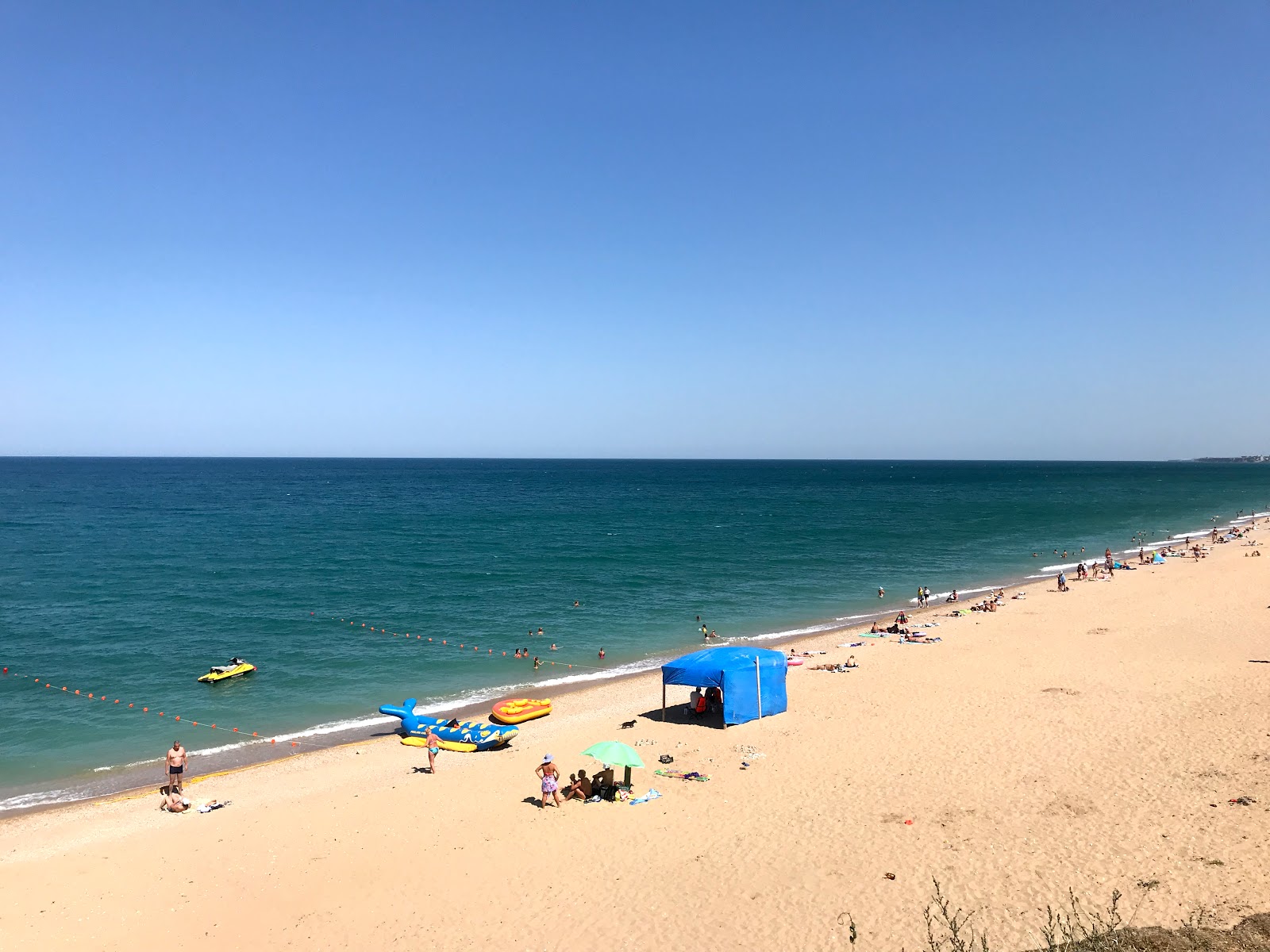 Φωτογραφία του Lyubimovka beach με φωτεινή άμμος επιφάνεια