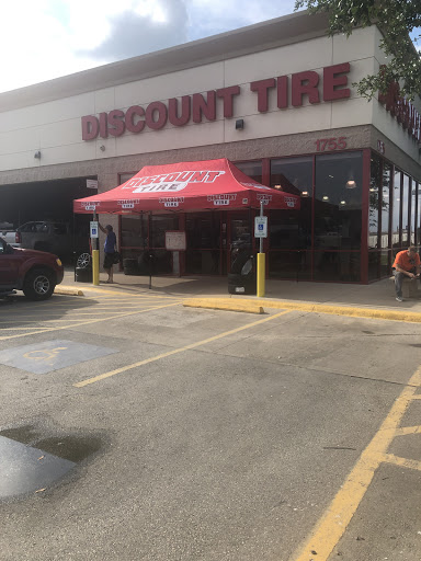 Tire Shop «Discount Tire Store - San Antonio, TX», reviews and photos, 1755 SW Loop 410, San Antonio, TX 78227, USA