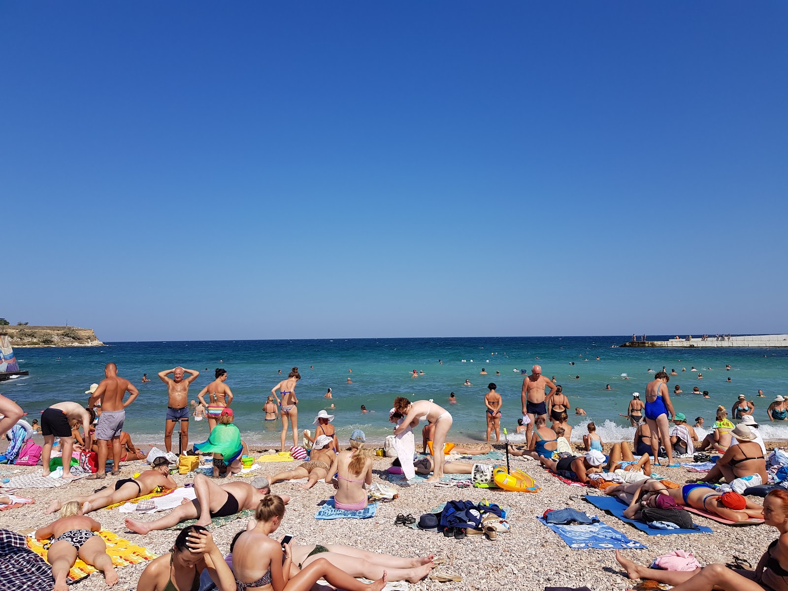 Sunny beach的照片 带有碧绿色纯水表面