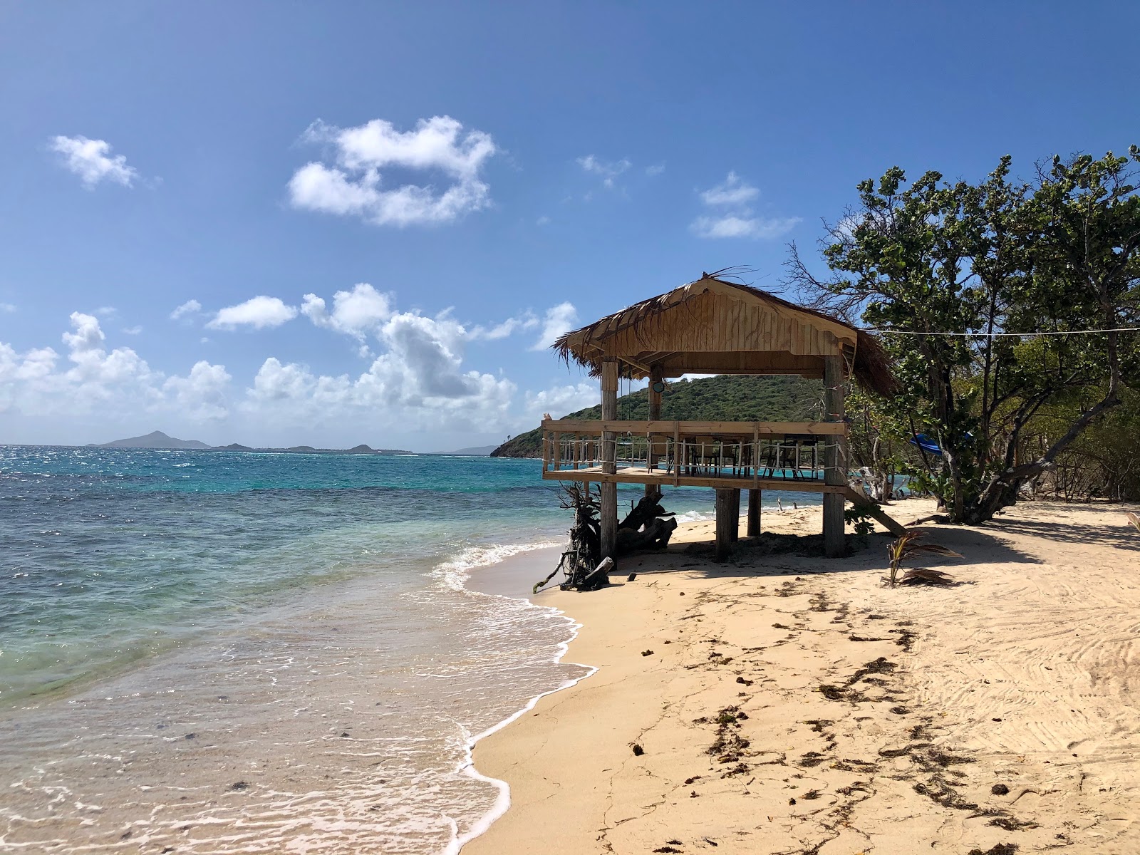 Windward Bay beach的照片 带有米色沙子表面