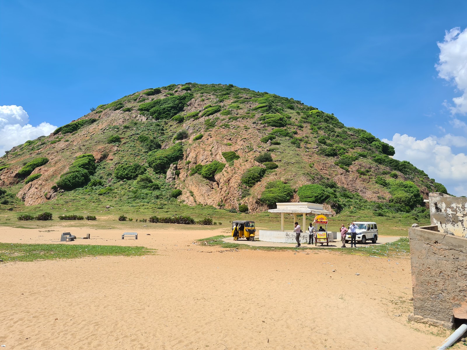 Foto van Lovapalle Beach met enigszins schoon niveau van netheid