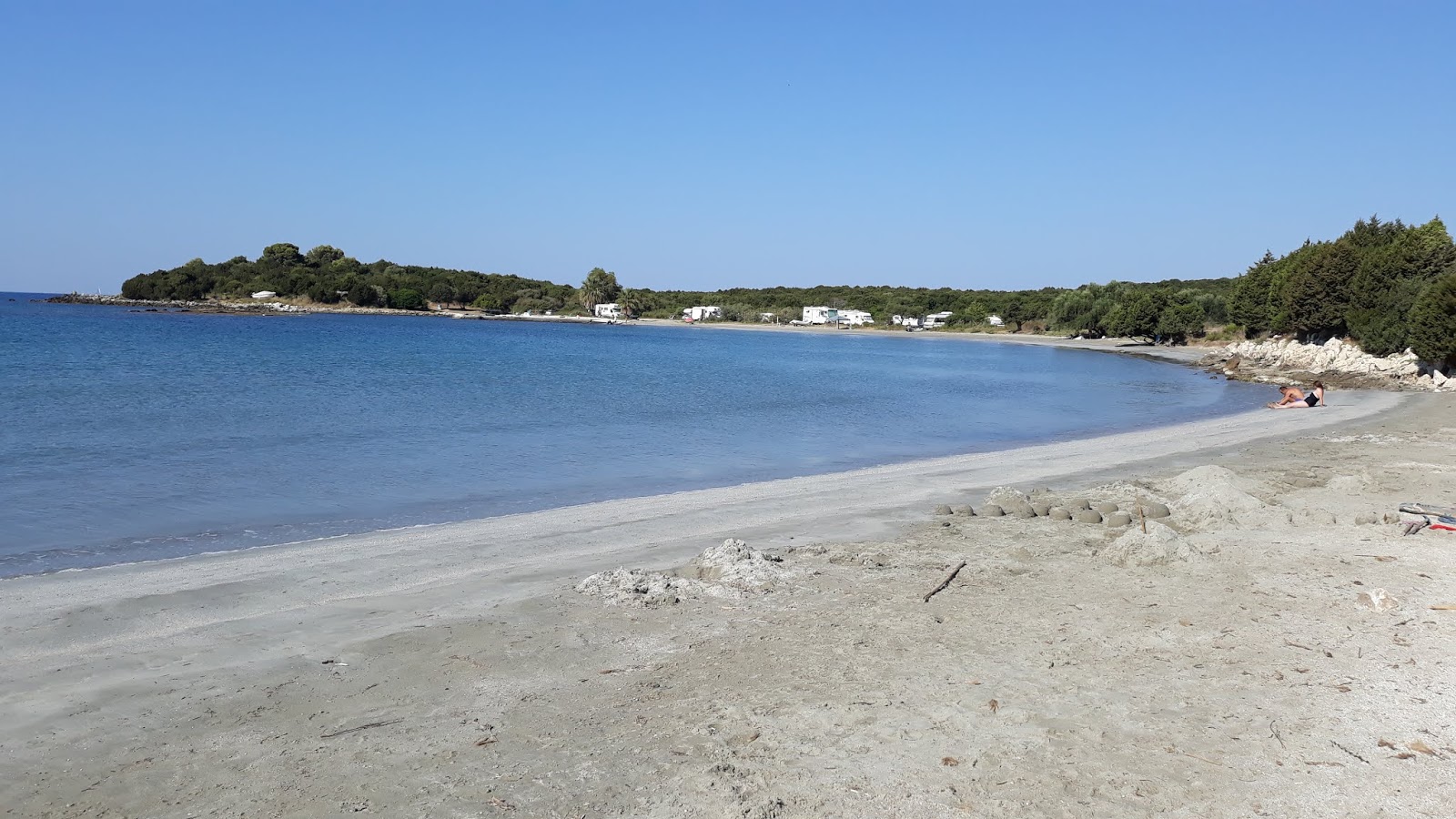 Foto de Kerentza beach com areia branca superfície