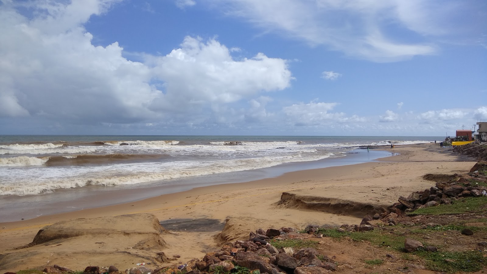 Foto di Bheemili Beach con una superficie del sabbia beige
