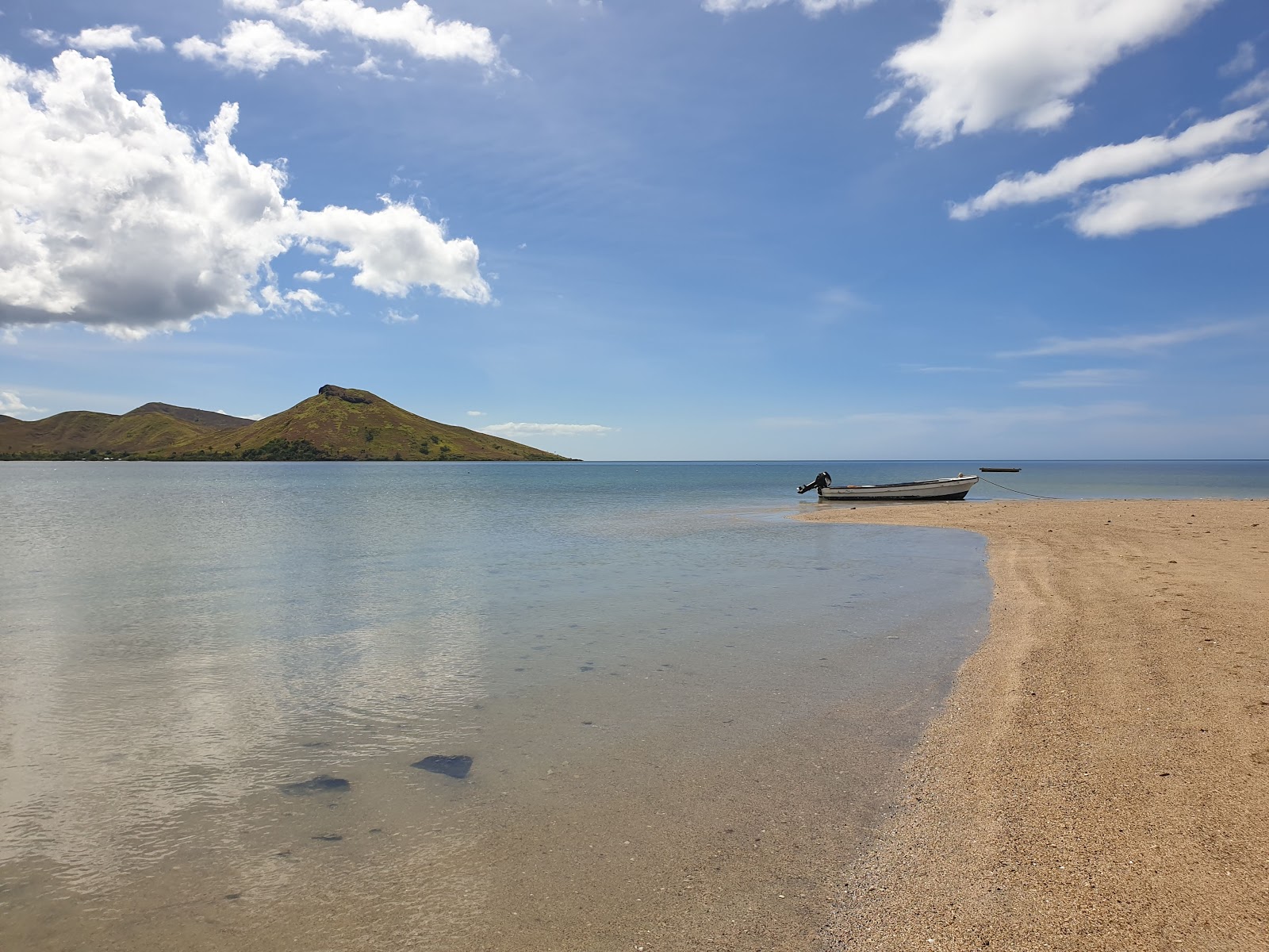 Foto av Volivoli Beach omgiven av klippor