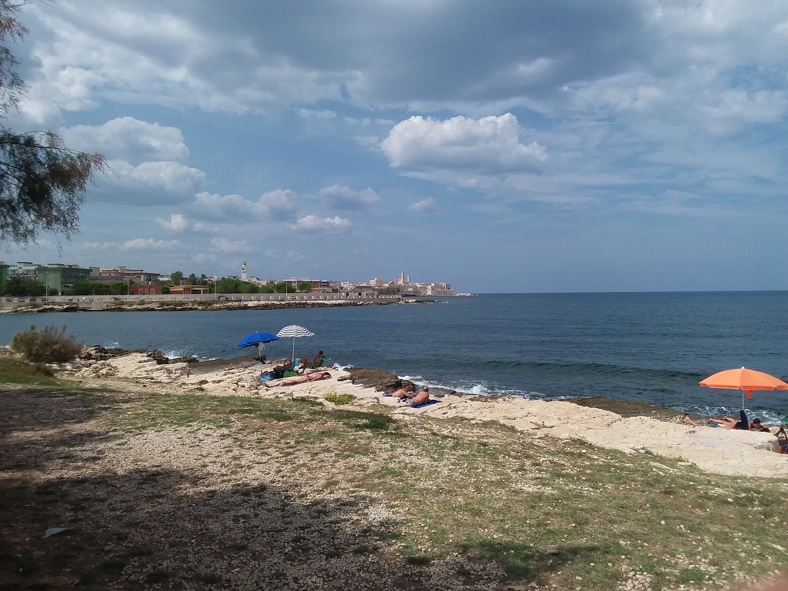 Zdjęcie Giovinazzo free Beach z powierzchnią szary kamyk