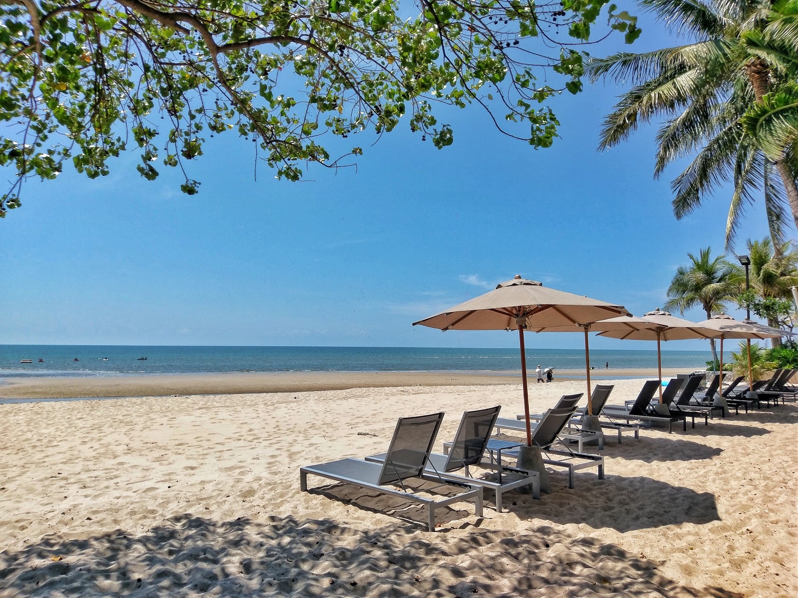 Fotografija Q Seaside Huahin Beach z svetel pesek površino