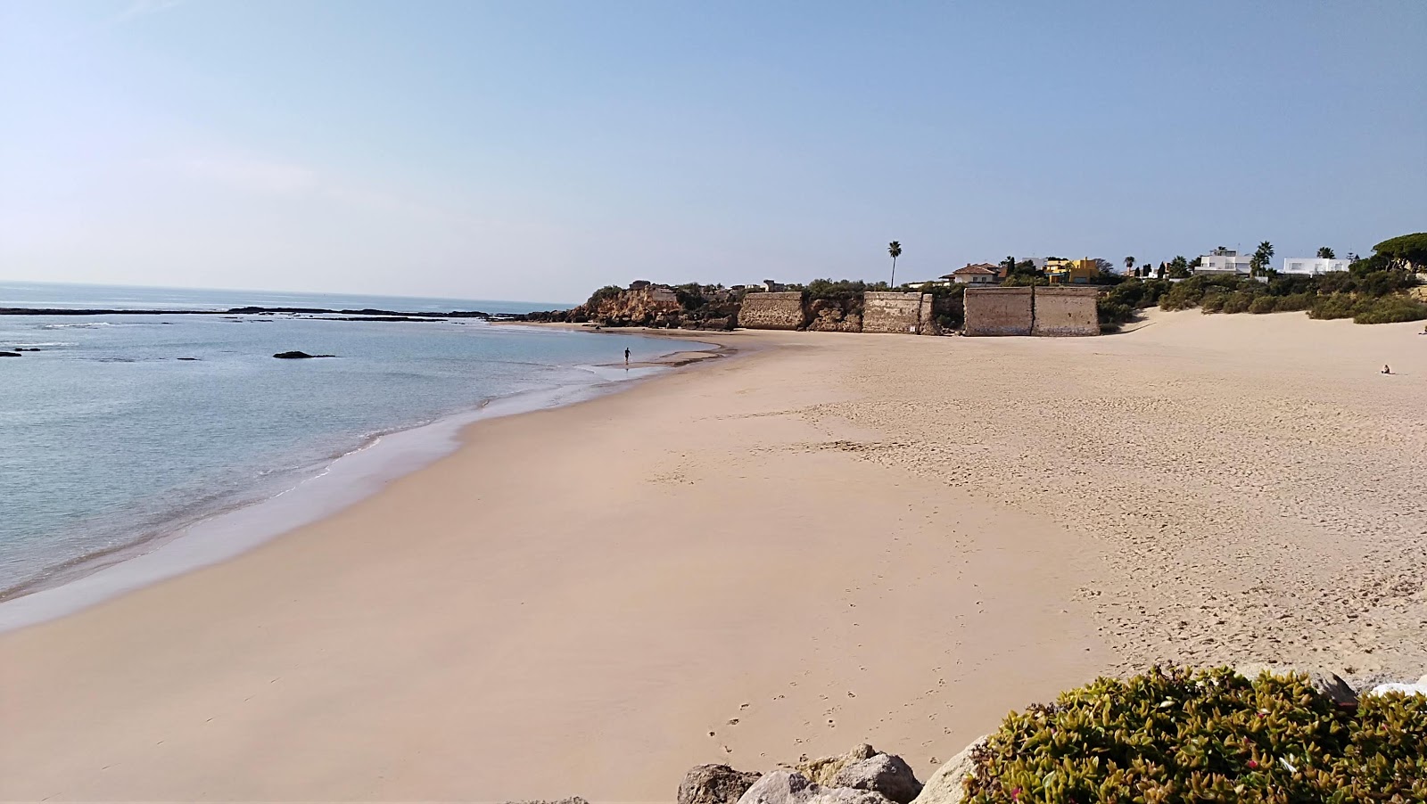 Foto de Playa de la Muralla con agua azul-verde superficie