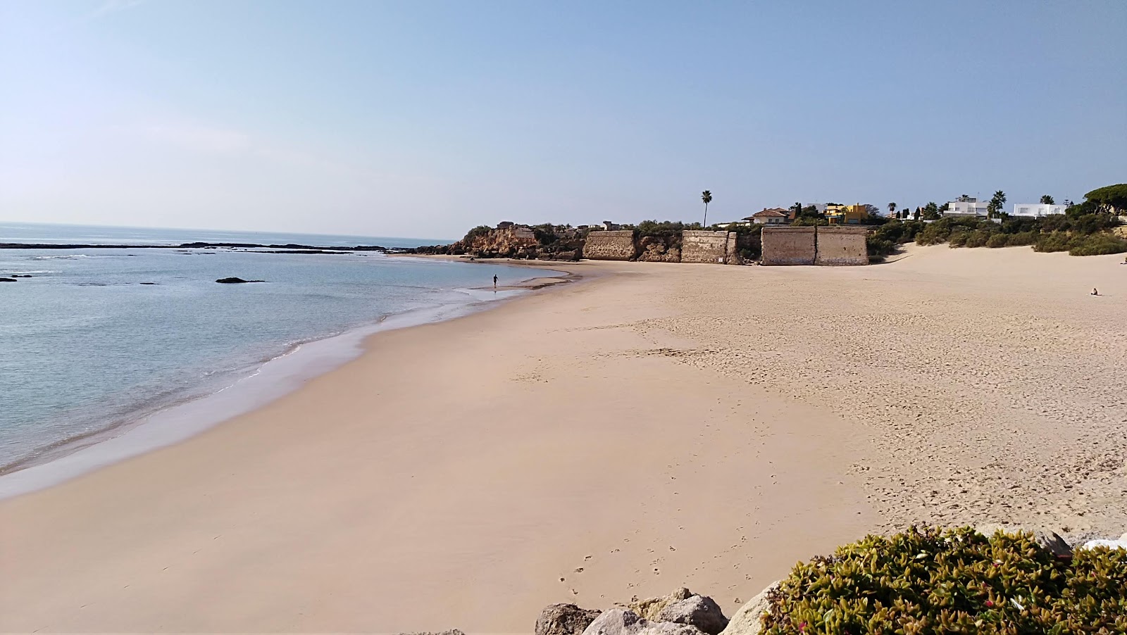 Foto von Playa de la Muralla mit geräumige bucht