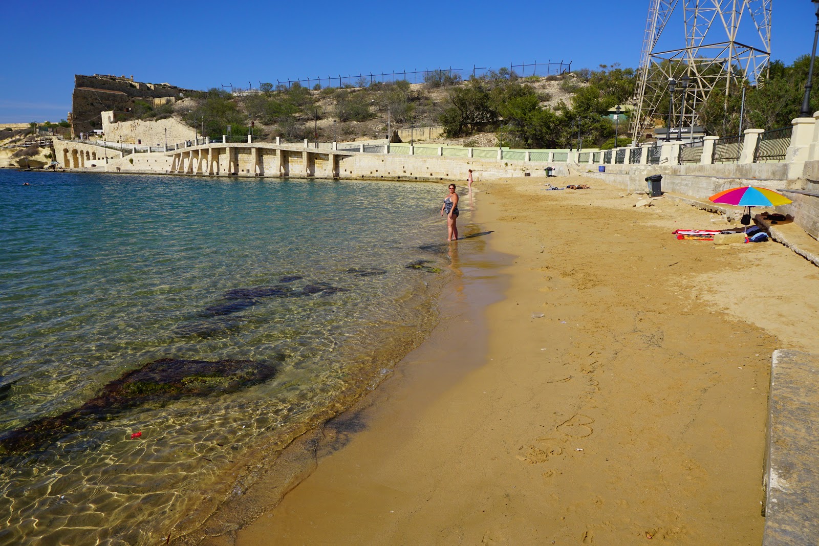 Fotografie cu Rinella Bay beach cu o suprafață de apa pură turcoaz