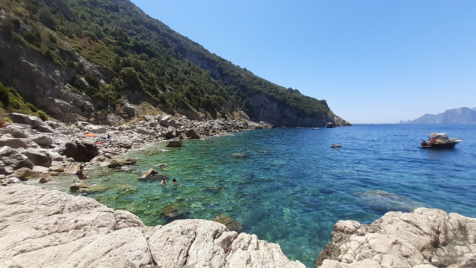 Foto van Mitigliano beach gelegen in een natuurlijk gebied