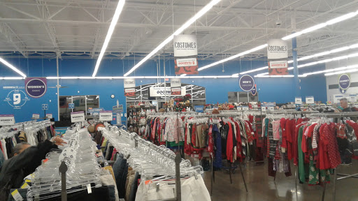 Thrift Store «99th & Camelback Goodwill Retail Store & Donation Center», reviews and photos, 10005 W Camelback Rd, Phoenix, AZ 85037, USA