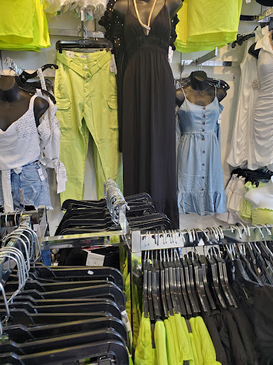 Clothing Store «Gap Outlet», reviews and photos, 40 S 69th St, Upper Darby, PA 19082, USA