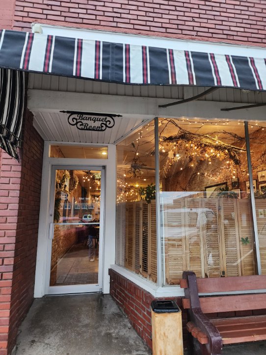 Paolucci Restaurant, Deli & Lounge 66002