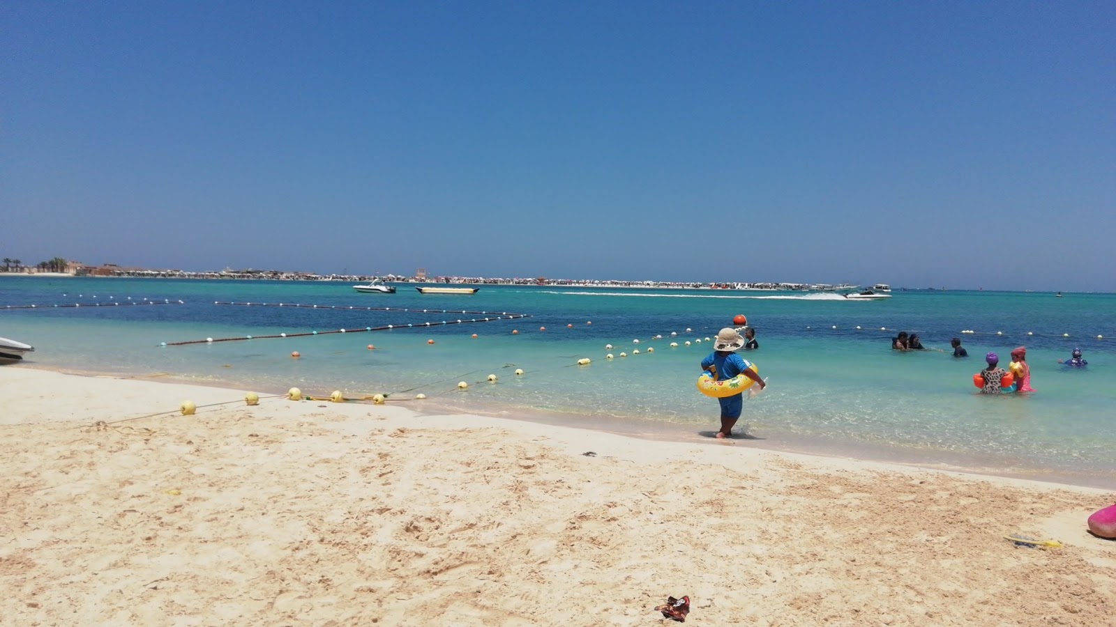 Foto von Shati Talaat Harb mit feiner beiger sand Oberfläche