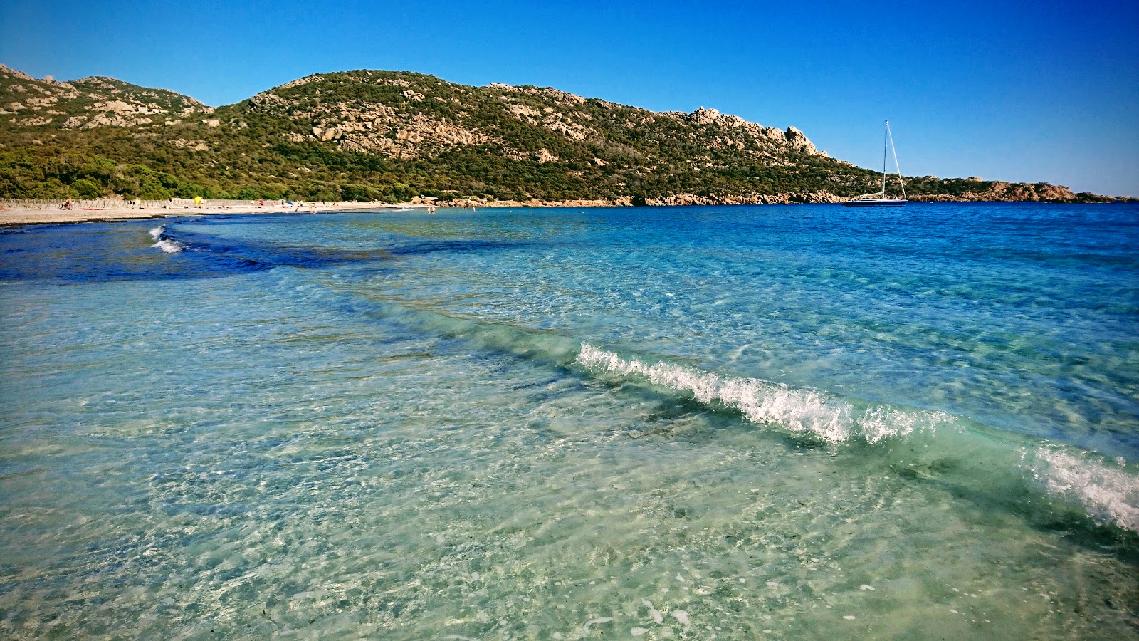Fotografie cu Plaja Roccapina cu o suprafață de apa pură turcoaz