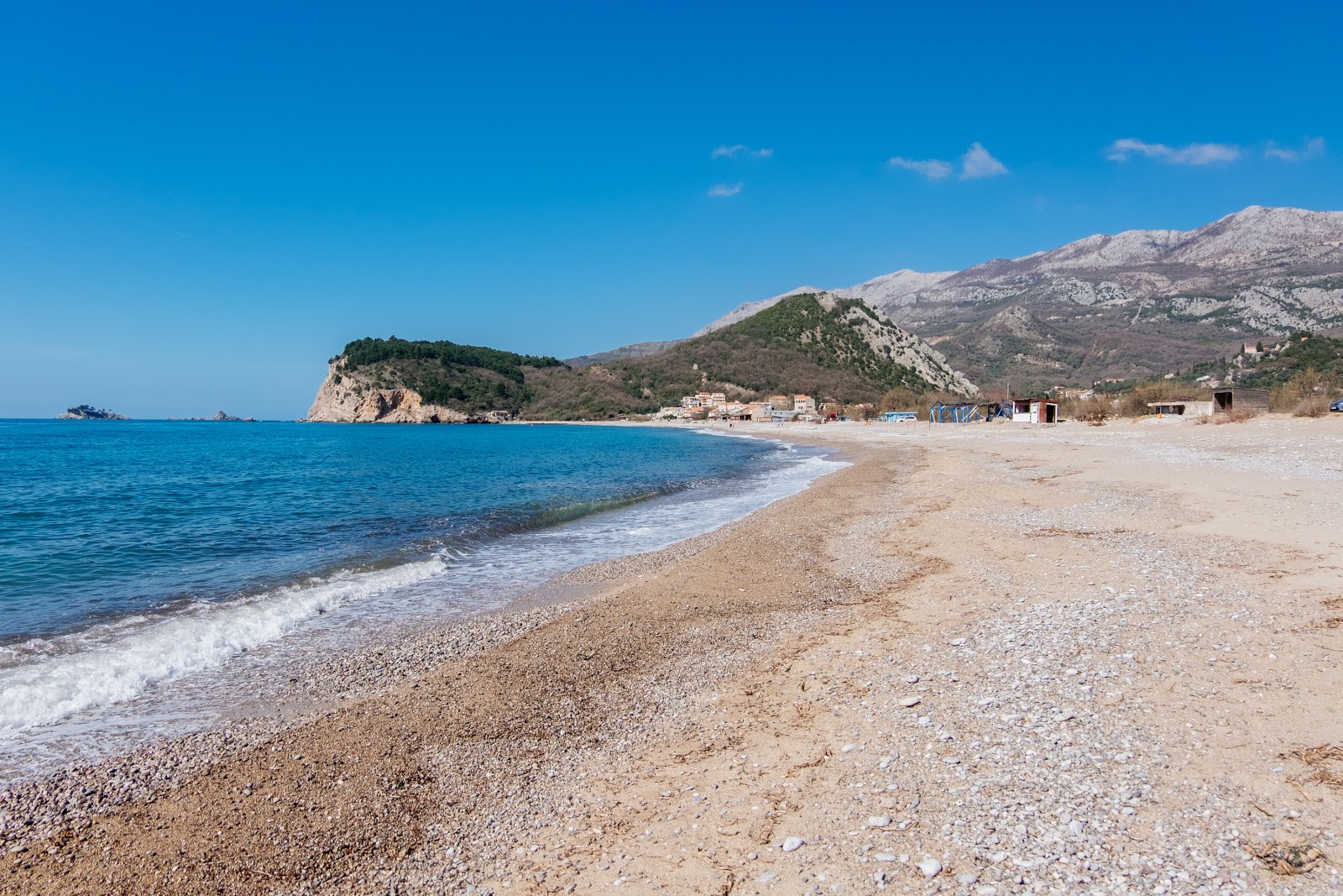 Foto de Buljarica Beach com pedras castanhas superfície