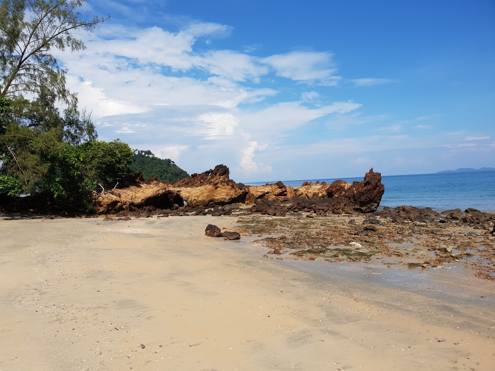 Foto di Stone Bridge Beach circondato da montagne