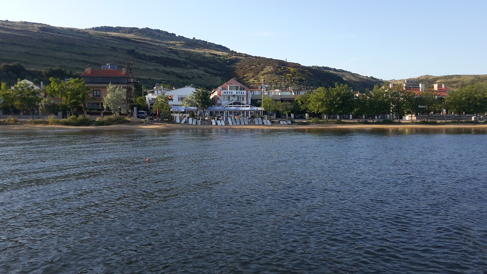 Φωτογραφία του Tatlisu beach υποστηρίζεται από βράχους