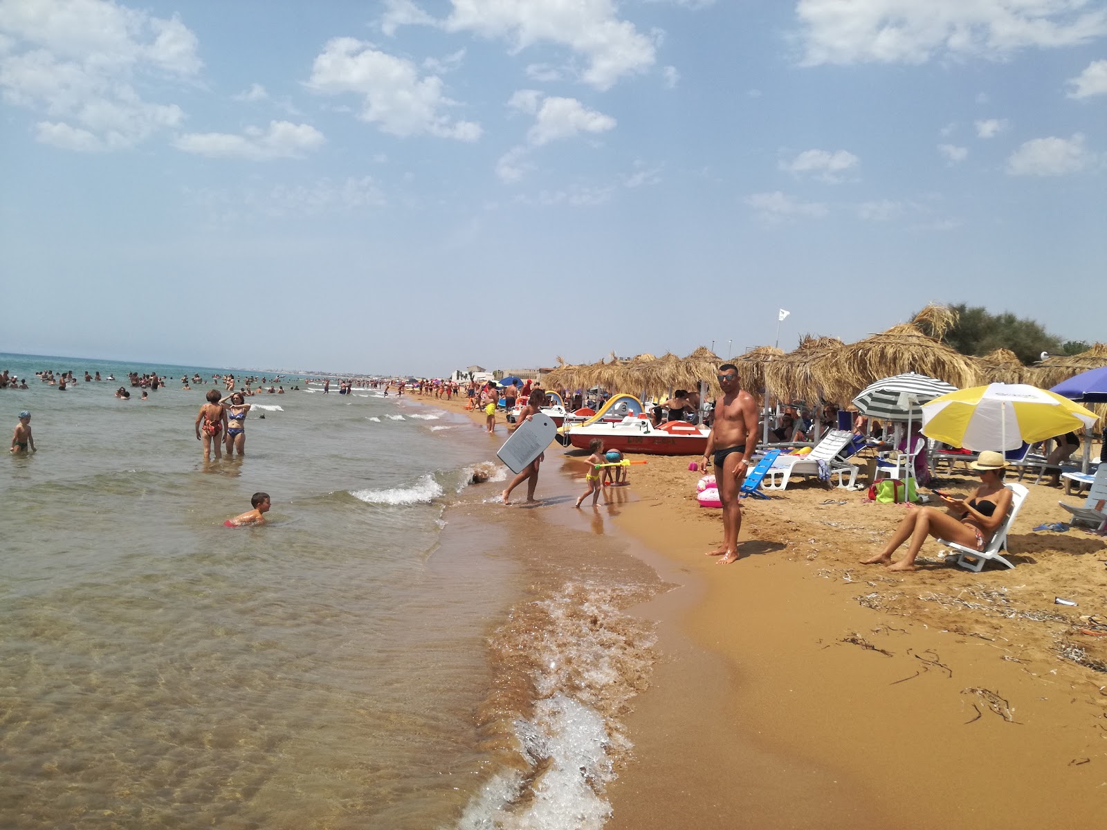 Foto av Triscina Beach och bosättningen