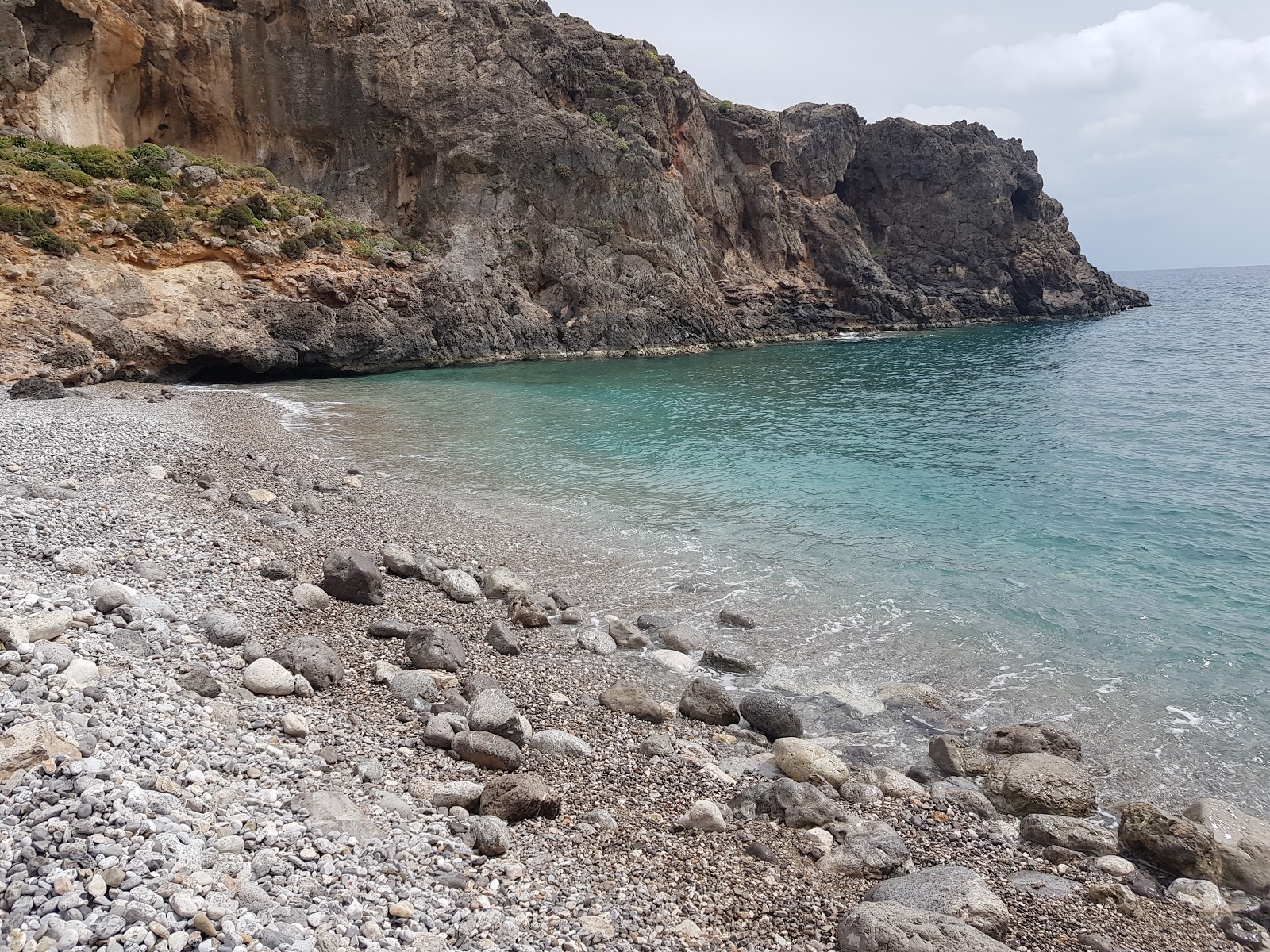 Photo de Agia Irini beach avec un niveau de propreté de partiellement propre