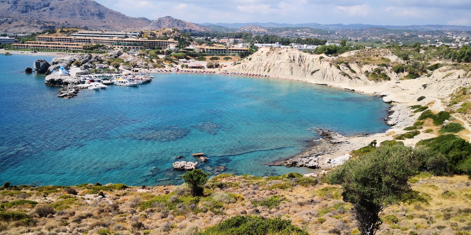 Fotografija Plaža Kolimbia z svetel pesek površino