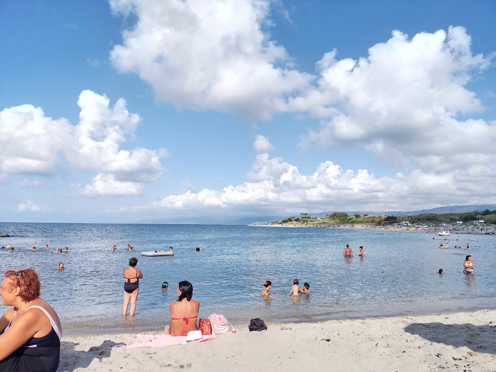 Foto di Spiaggia La Rocchetta con una superficie del acqua blu
