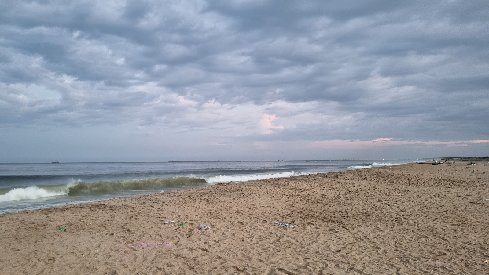 Ramayapattanam public Beach'in fotoğrafı biraz temiz temizlik seviyesi ile