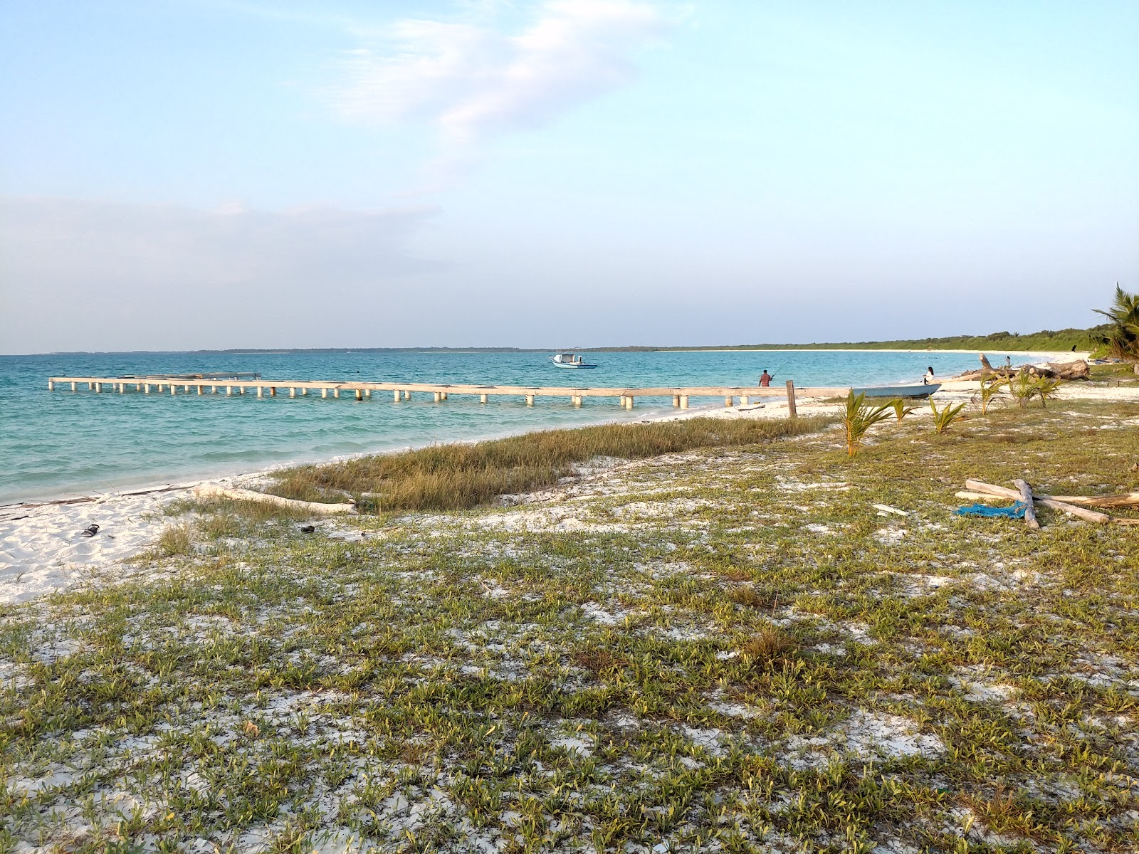 Foto von Filladhoo Beach mit weißer sand Oberfläche